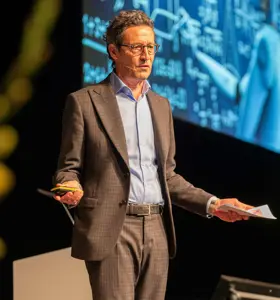 Keynote Speaker Georges T. Roos: Zukunftsforscher wagt mit Ihnen einen Blick in die zukünftige Entwicklung von Wirtschaft, Arbeitswelt und Gesellschaft