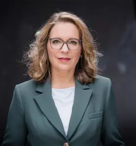 Prof. Dr. Claudia Kemfert - Energieökonomin, Wissenschaftlerin und Politikberaterin verleiht bisher waghalsig erscheinenden Maßnahmen zur Energiewende Sinn.