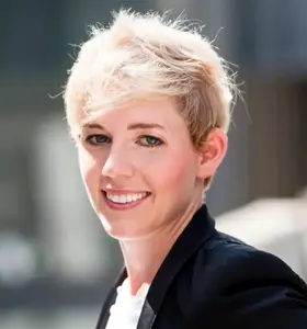 Dr. Steffi Burkhart - Vertreterin der Generation Y und Human Capital Evangelist bringt Ihnen die digitalen Könner und die V.U.K.A.-World näher.