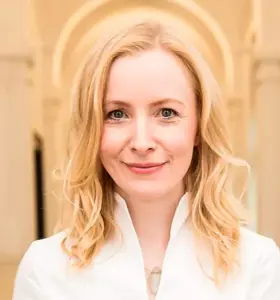 Dr. Anne Fleck - Fachärztin, innovative Gesundheitsexpertin, Autorin und Fernsehmoderatorin sensibilisiert Sie für Ihren Körper.